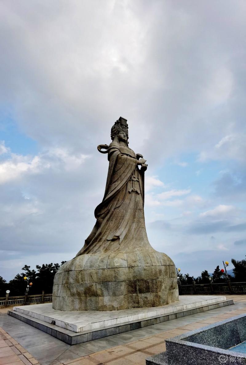 广东汕尾凤山祖庙旅游区,靠近海边,祖庙关门了,只拍了外景和女神.