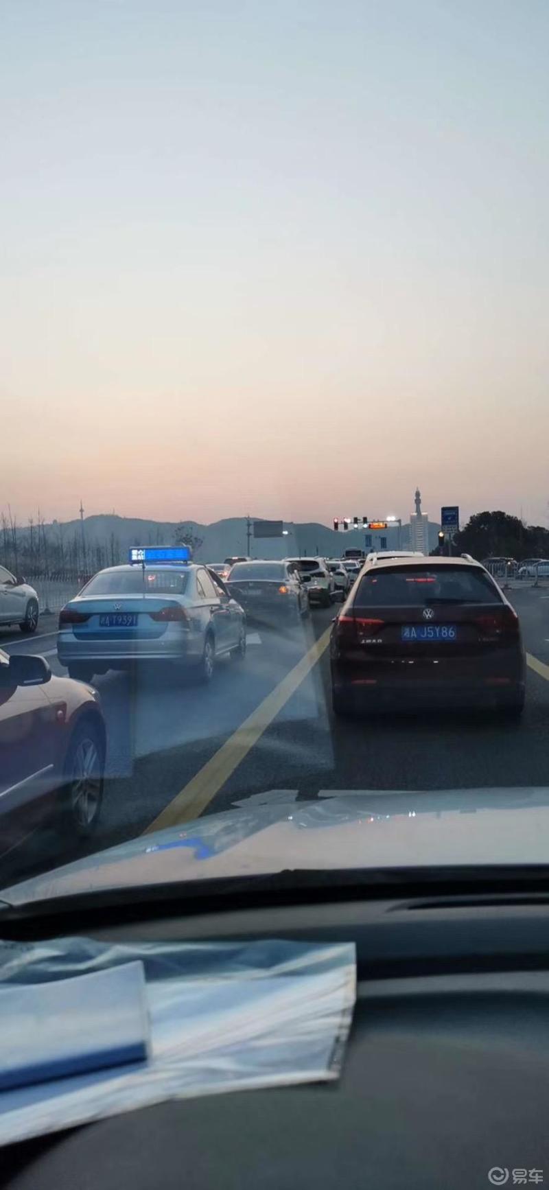 车主聊早晚高峰都说我们上下班的时间很难见到豪车因为与上班族相比