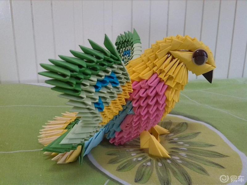 今天给大家推荐一款用刮刮乐废纸折叠成的三角插做成的图片,大家是不