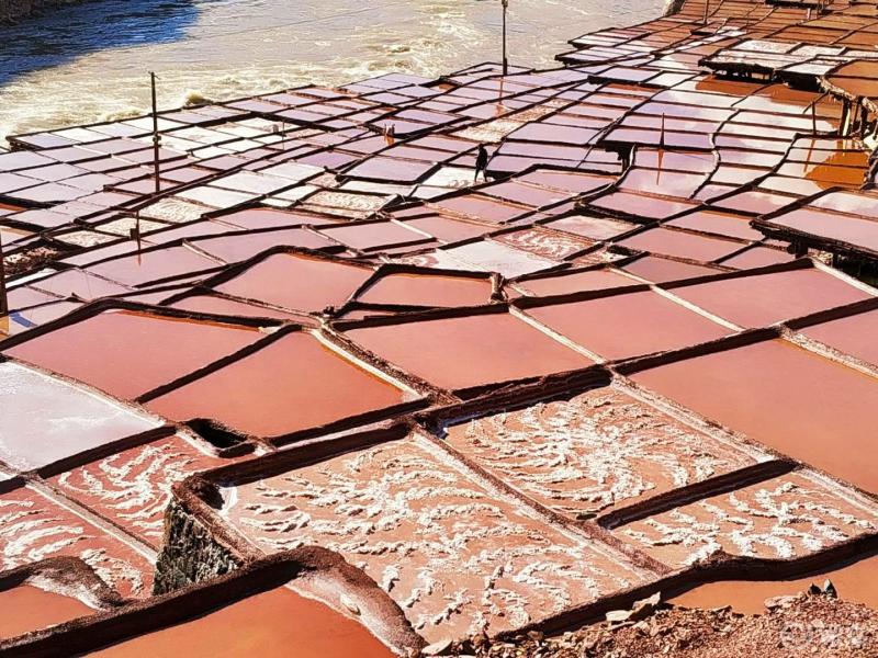 芒康盐井古盐田位于西藏芒康县纳西民族乡距县城107公里214国道澜