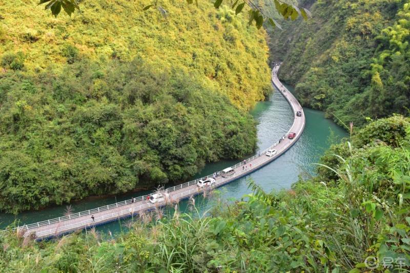 自駕旅行恩施獅子關最具特點的就是這座水上浮橋了從景區大門開車進入