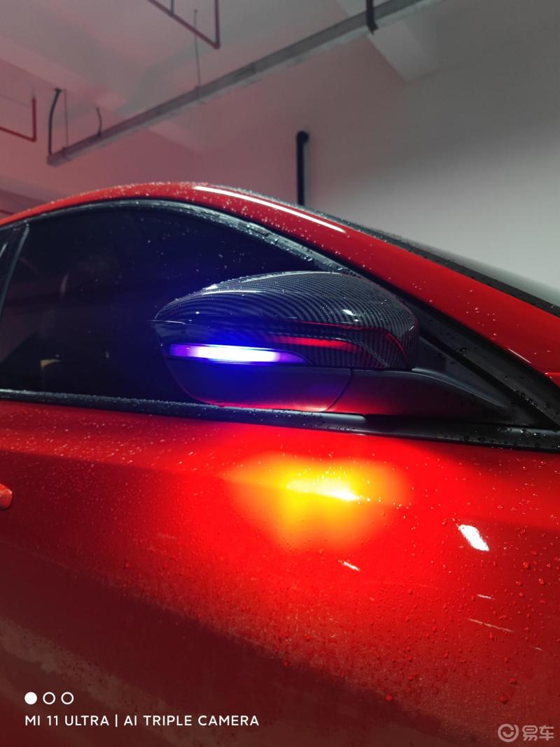 一抹蓝的流水灯,解锁车子之后,会先显示紫色灯,来回转几圈,然后停留