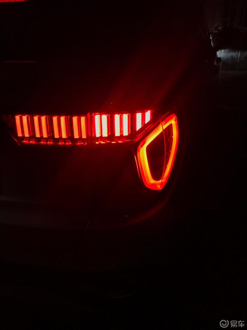 说到领克01的辨识度除了标志性的日行灯那就非后尾灯莫属了领克01的后