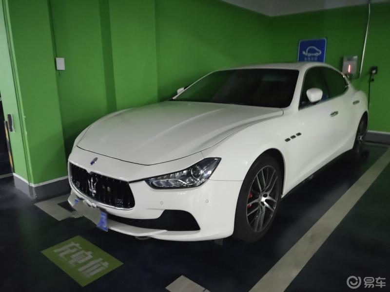 玛莎拉蒂总裁座驾,鱼叉标让人一眼就能辨别出是玛莎拉蒂,白色特别纯洁