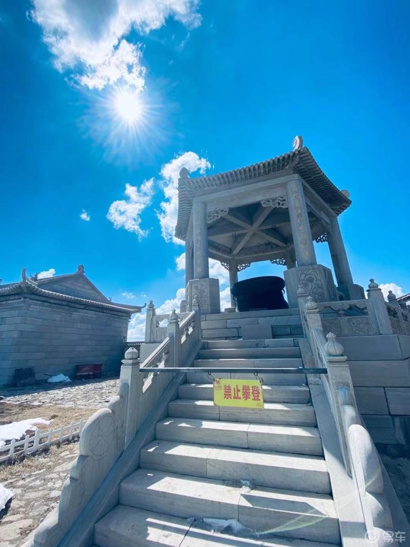 《名山志》载:"五台山五峰耸立,高出云表,山顶无林木,有如垒土之台