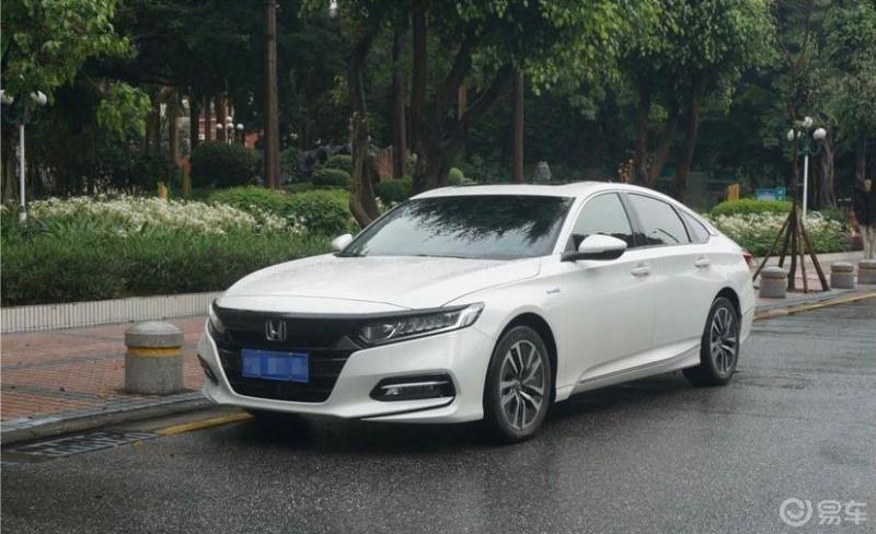 汽车也开始看脸吃饭了20款第十代雅阁的前脸更大的镀铬条被向上移动到