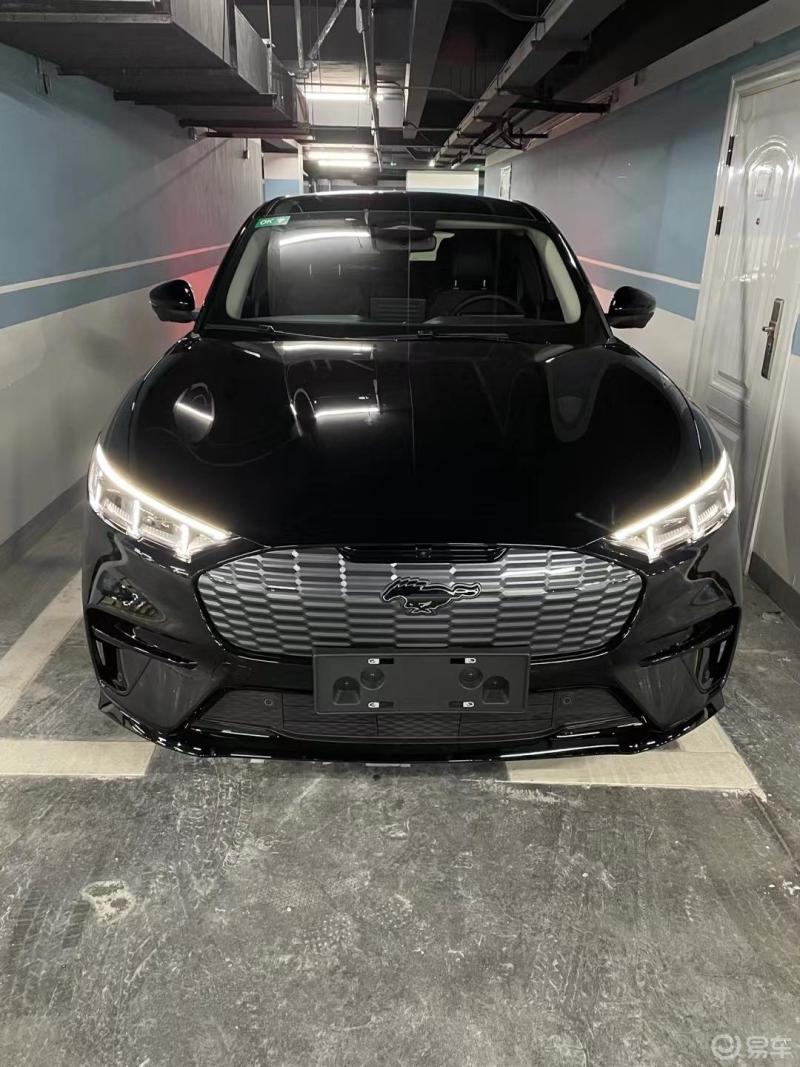 国内首次看到黑色的车车,有点帅气plus