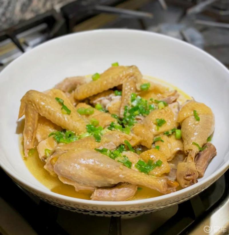 蒸咸鸡做法鸡提前用盐鸡粉和油涂抹均匀,腌制2小时上锅前剁块,摆盘