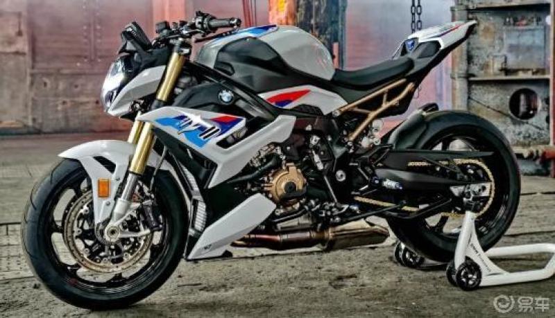 去年宝马发布了全新一代的四缸旗舰级运动街车s1000r在外观方面全新