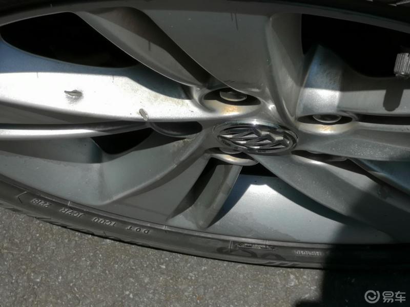 车轮毂不知道被什么砸了,有两处凹陷怎么办?