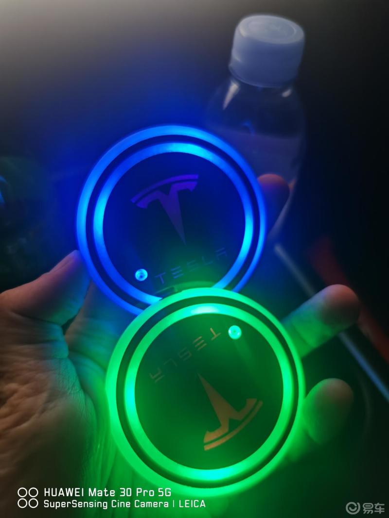 弄了个特斯拉model y杯托氛围灯，感觉还可以哈，挺美的。好看不贵，另外，下车_Model Y社区_易车社区