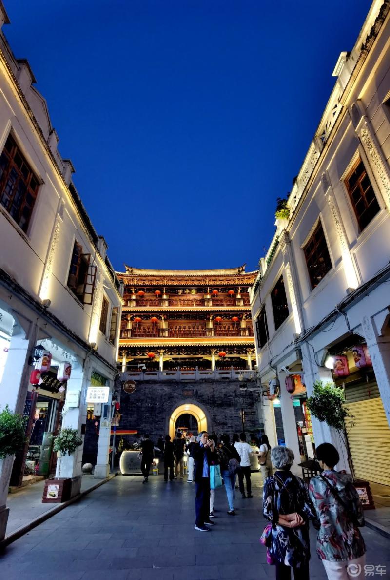 蓝色时光段的潮州广济街牌楼,夜景加天空蓝光,让画面色彩斑斓.