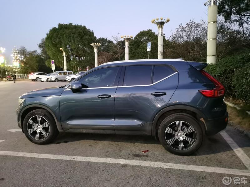 开着沃尔沃xc40去公园散步在夜色笼罩下另有一番滋味牛仔蓝的配色比较
