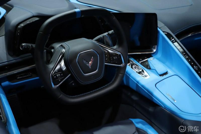 这车方向盘看起来真的很有个性,上面和下面都是平,一个矩形的方向盘.