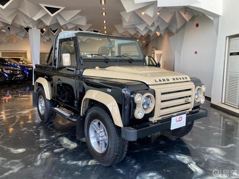 汽车也开始看脸吃饭了老款路虎卫士90敞篷版在传承经典方正造型的同时