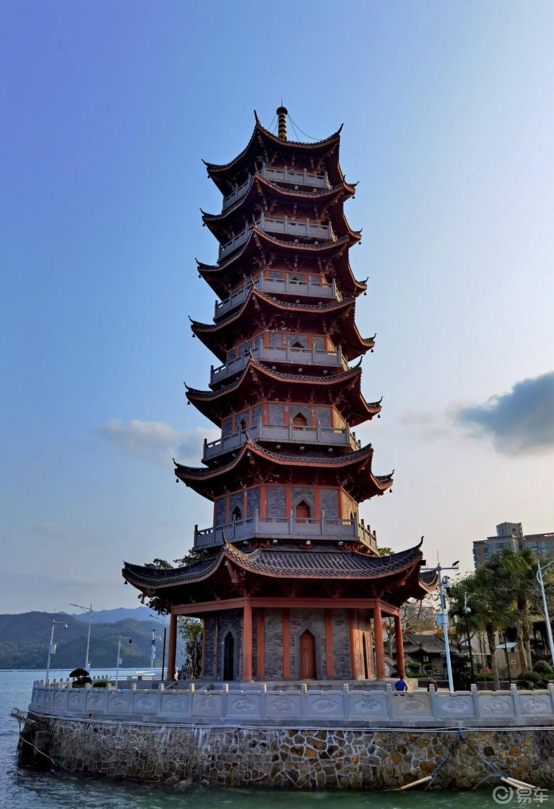 深圳明斯克航母拉走了海边的风塔搬不走每次都有人来这里拍两张照