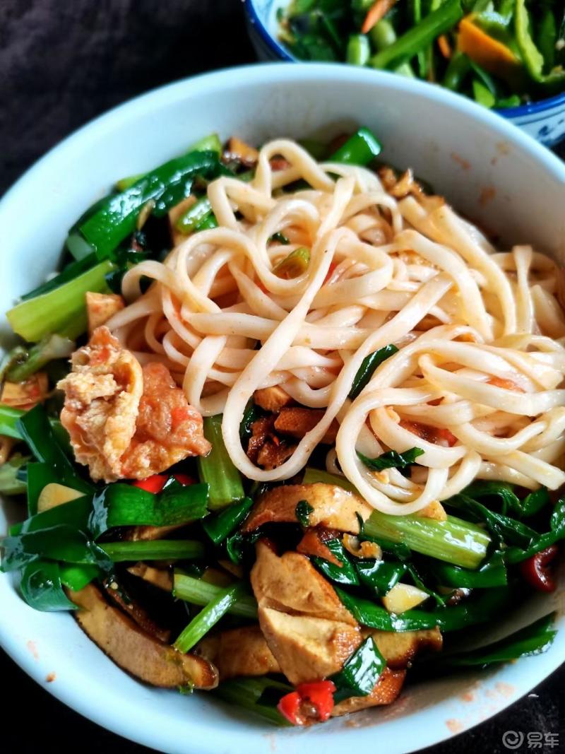今天的菜拌面也很攒劲两碗的节奏