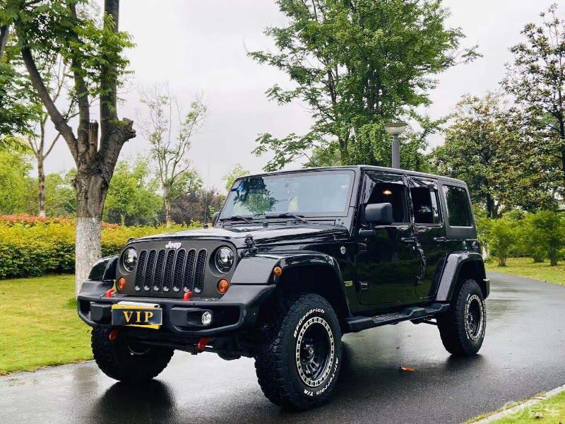 每日一帖# 街拍很经典的硬派越野车,男人的大玩具,爬山下河的利器.