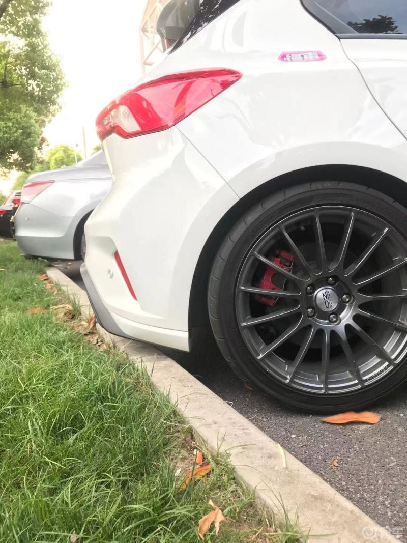 oz轮毂上车体验运动感非常强外观很漂亮多福轮毂象征着豪华走在大街上