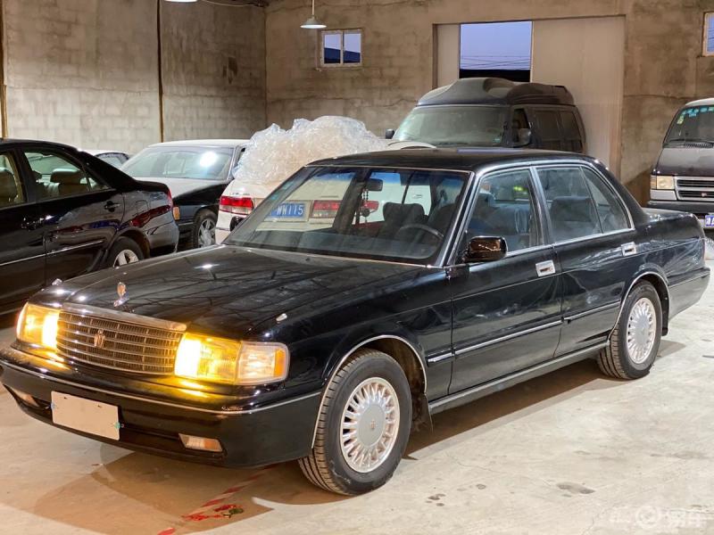 玩车不分年龄非常经典的老皇冠133曾经的王者座驾现在看依然霸气十足