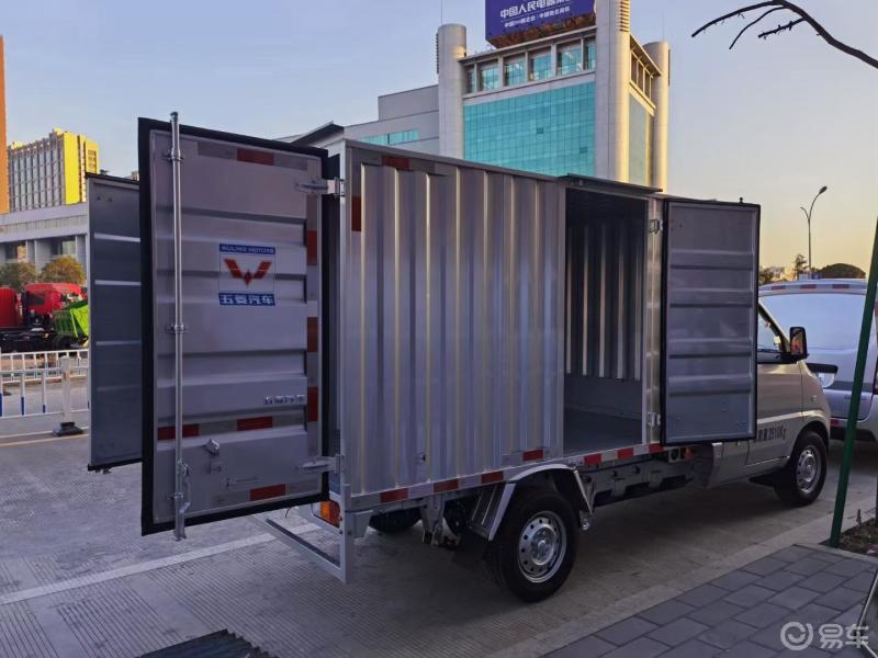 五菱新能源厢式货车