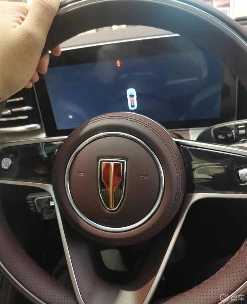 红旗h9的三幅方向盘用的是打孔真皮材质,握感特别的棒,而且它用了4向