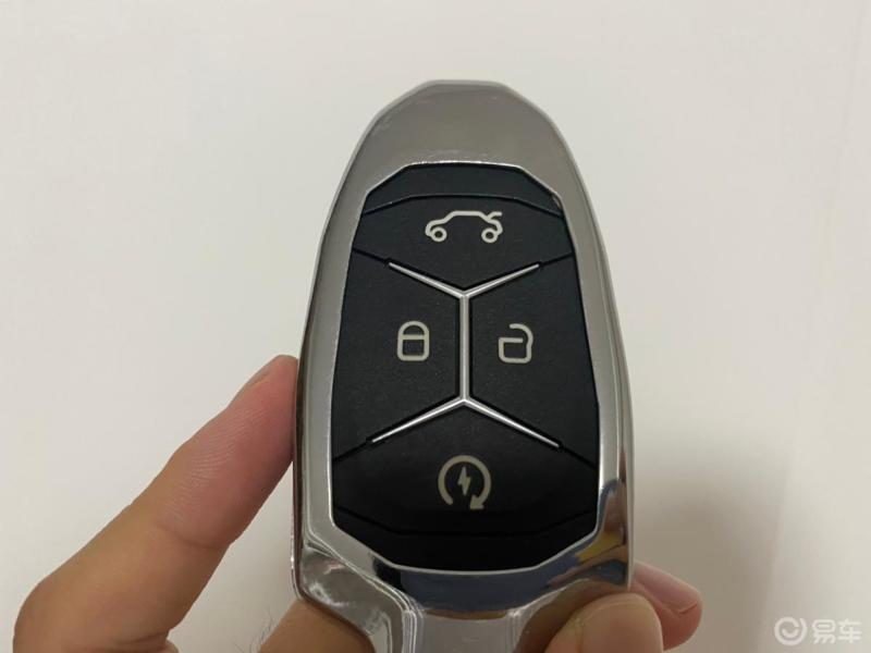 早在2017年领克就已经很智能化了就算车钥匙没带也可以通过app发动
