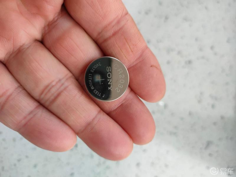 如果要是遇到遥控器不起作用或是失灵的时候十有八九就是电池没电了该