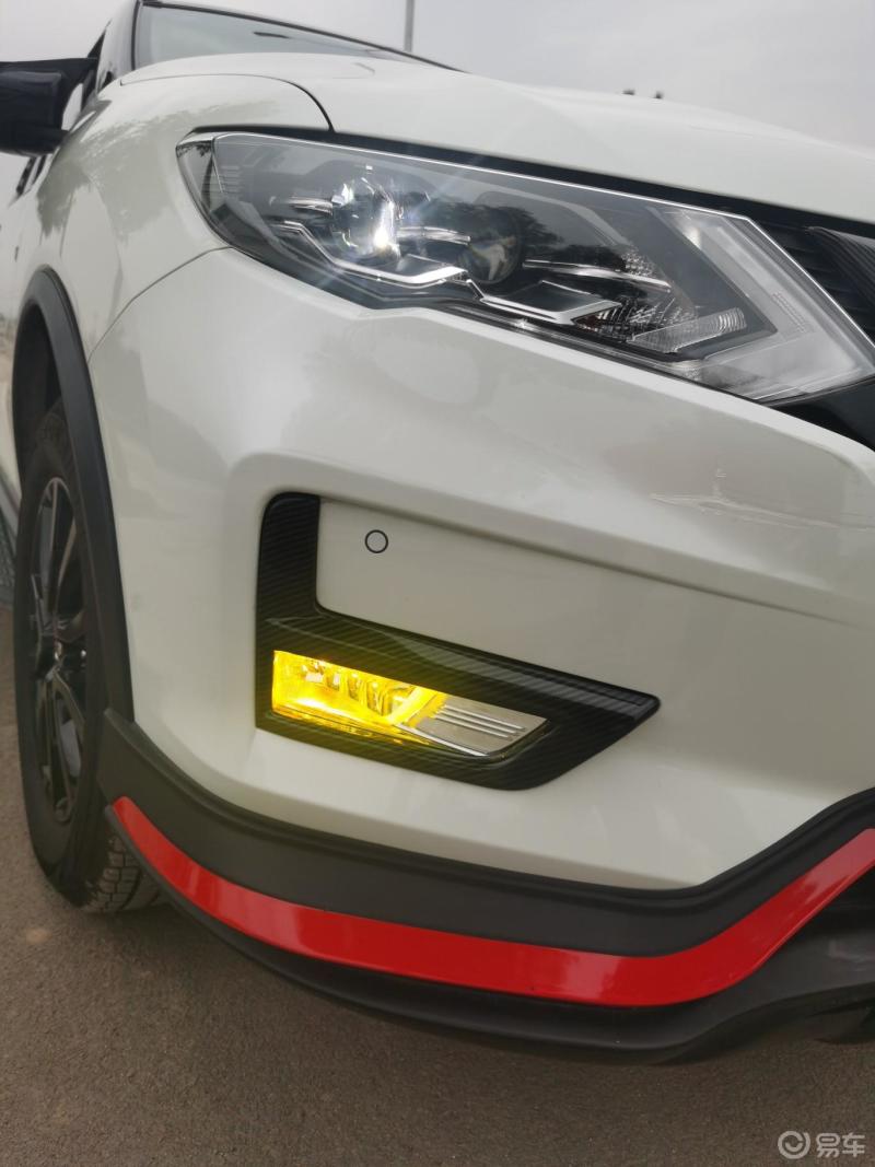 奇骏雾灯的使用奇骏雾灯开关位于方向盘左侧的开关拨杆上扭动拨杆即可