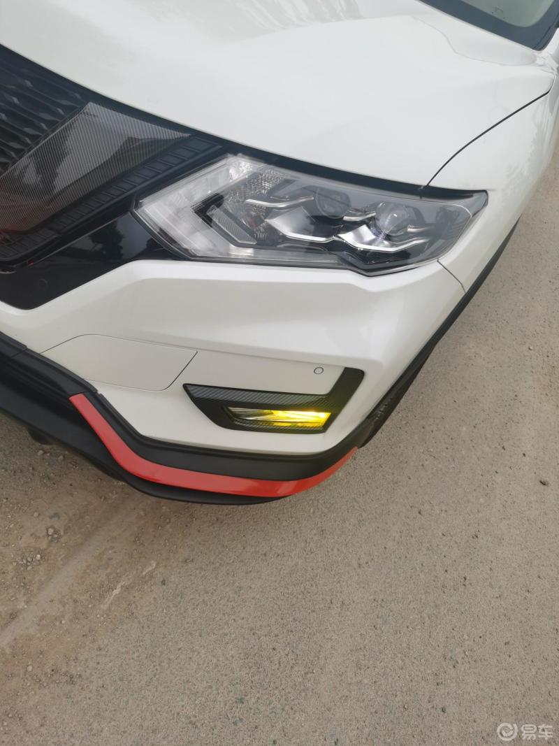 奇骏雾灯的使用奇骏雾灯开关位于方向盘左侧的开关拨杆上扭动拨杆即可