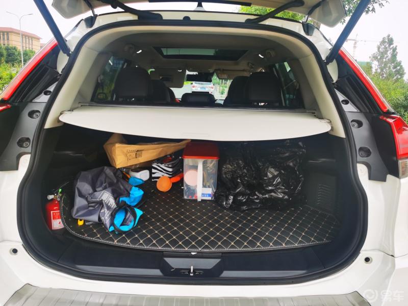 奇骏后备箱遮挡板设计的非常实用.