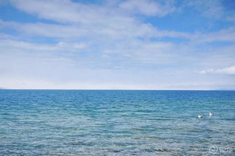 俯瞰羊湖湖面平静一片翠蓝美不胜收