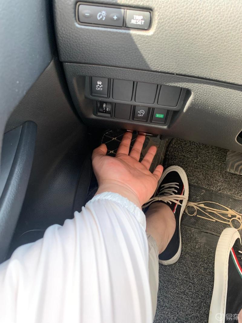 奇骏的前机盖和油箱盖的开关是放一起的而且位置较低如图3一不小心就