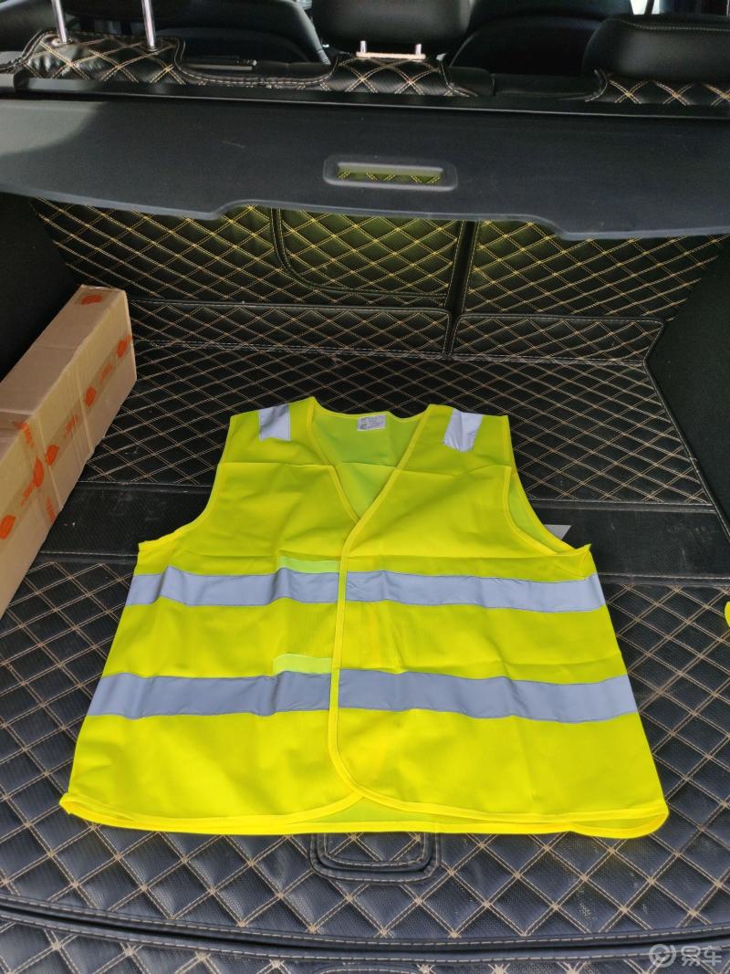 爱车用品心愿单随车配备的安全反光背心材质为夜光的可以在夜晚黑暗处