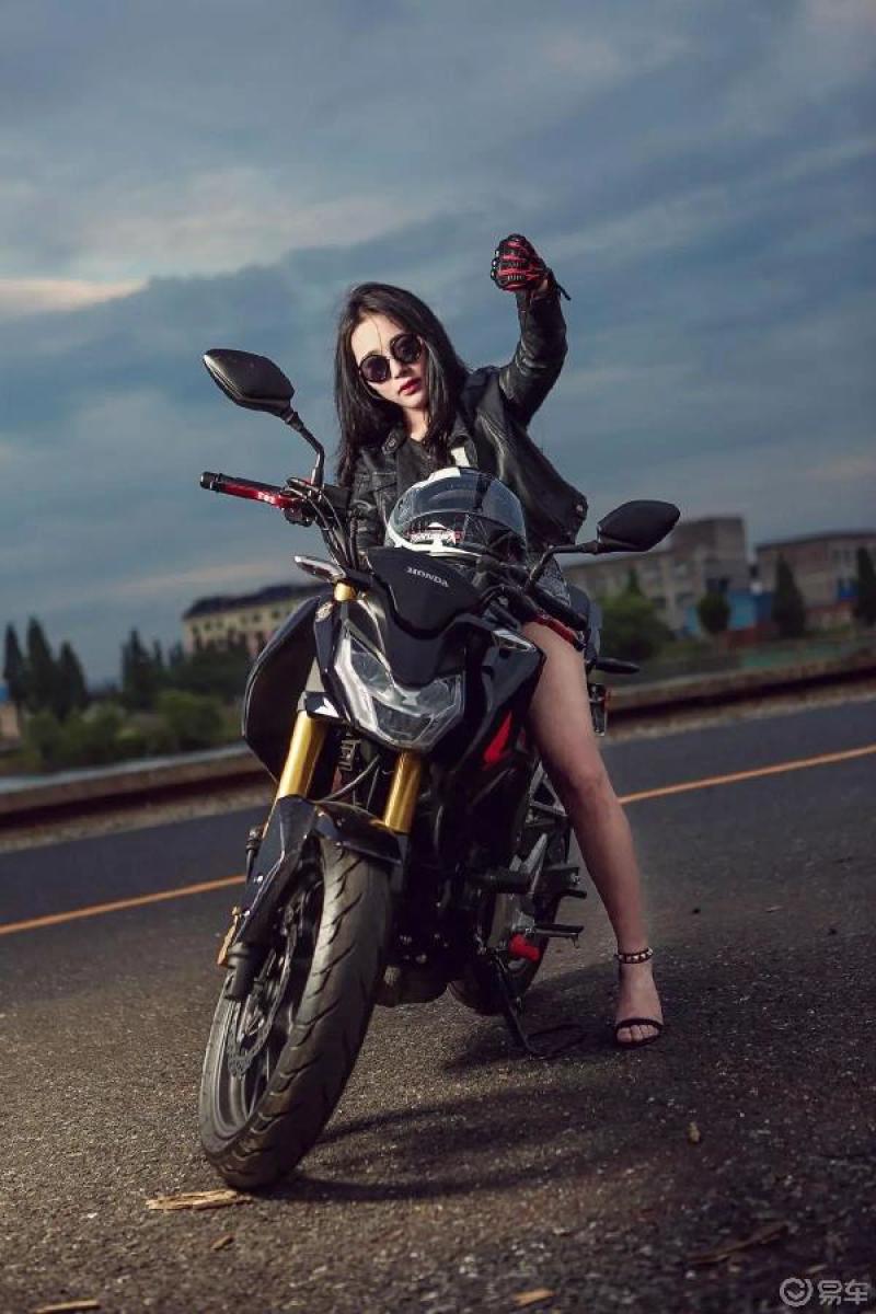 骑摩托车的女孩 霸气图片