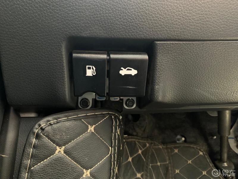 奇骏的前机盖和油箱盖的开关是放一起的而且位置较低如图3一不小心就