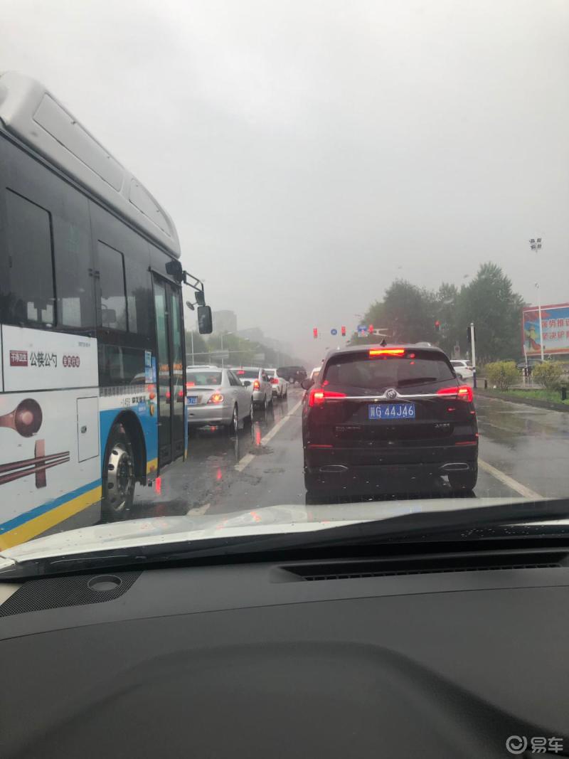 車主聊早晚高峰河北省張家口市勝利南路下午1700因為下雨越往市裡走車