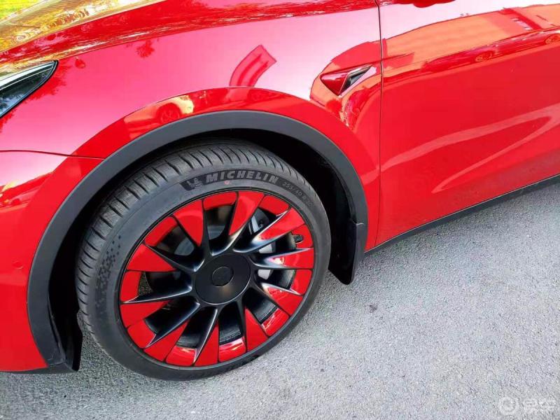 车友病毒的车这车真的骚气啊红色车漆搭配红色烤漆轮毂内饰也点缀了