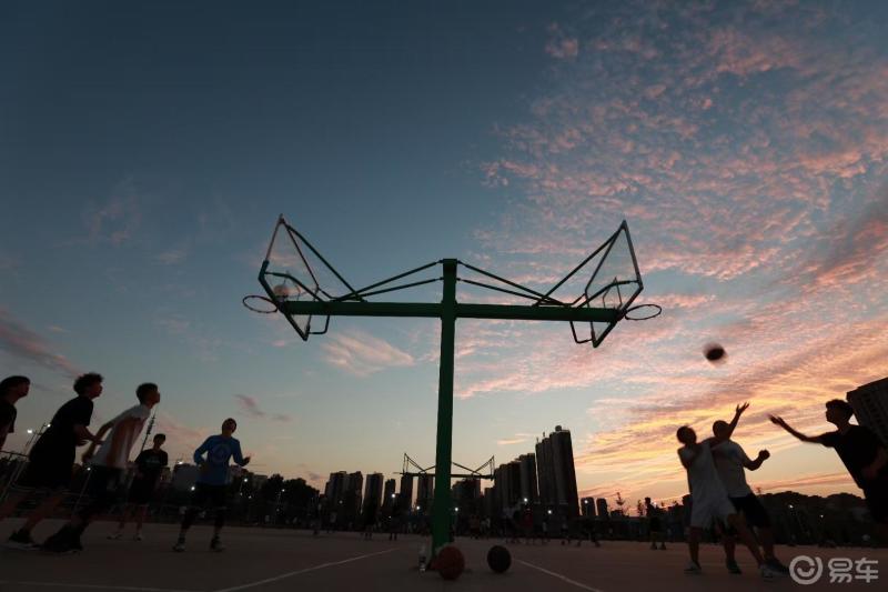 河南大学操场上,一群热爱运动的青年,跳跃,投篮,在