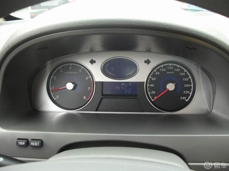 灰色调基调为主的内饰显得干净整洁,蓝色背景仪表盘让人感