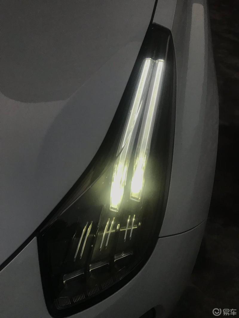 领克01的灯光识别度非常的高,著名的北极之光加能量晶体,在亮灯的时候