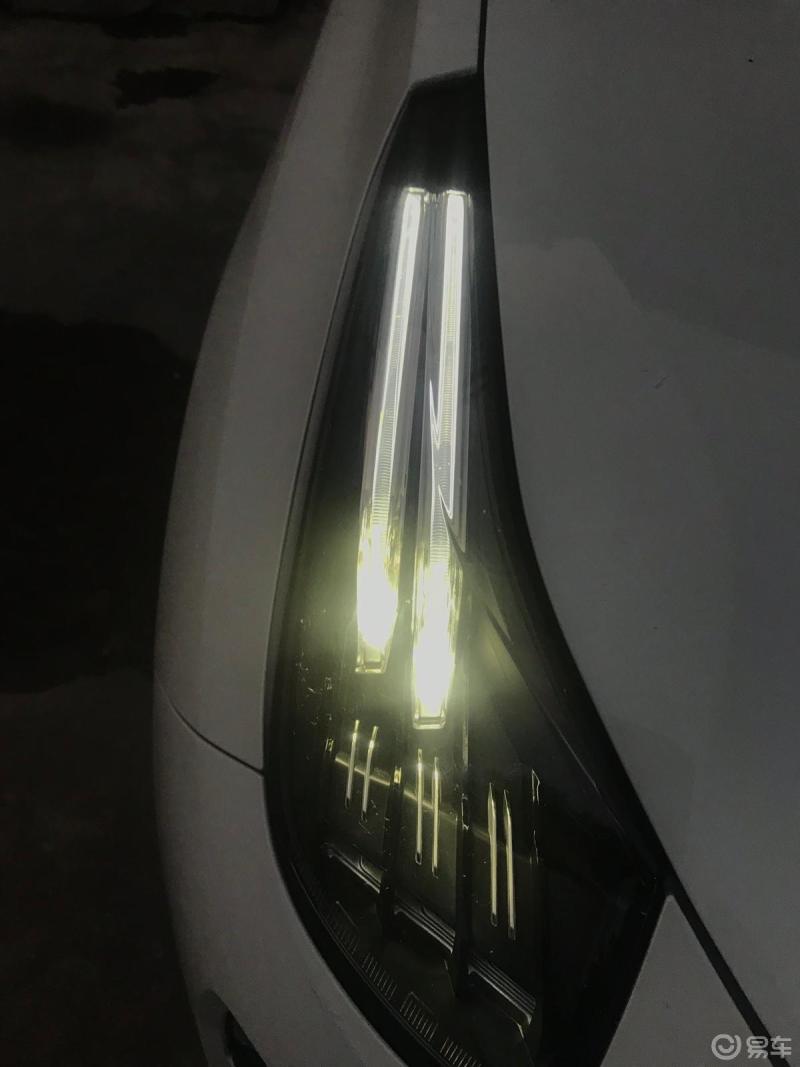 领克01的灯光识别度非常的高,著名的北极之光加能量晶体,在亮灯的时候