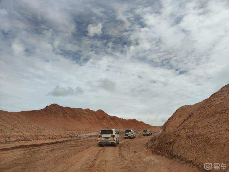 旅行足迹红崖无人区是一个比较小的无人区景色极为优美站在红崖中的