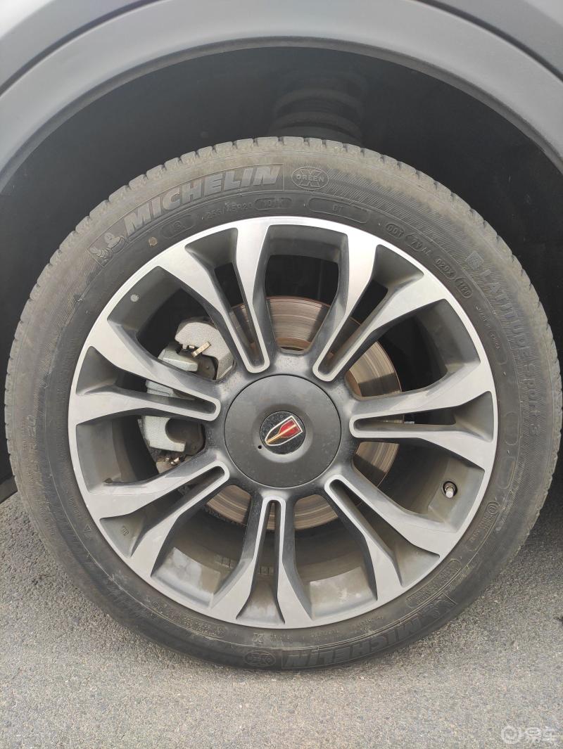 每日一帖#红旗hs5的轮胎是米其林轮胎,大品牌值得信赖,20寸轮圈,显得