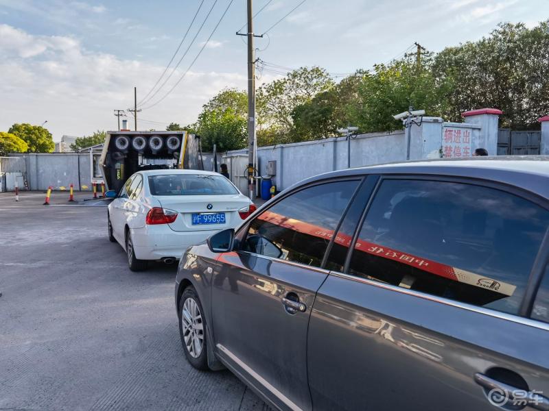 自动洗车,很方便,排队中