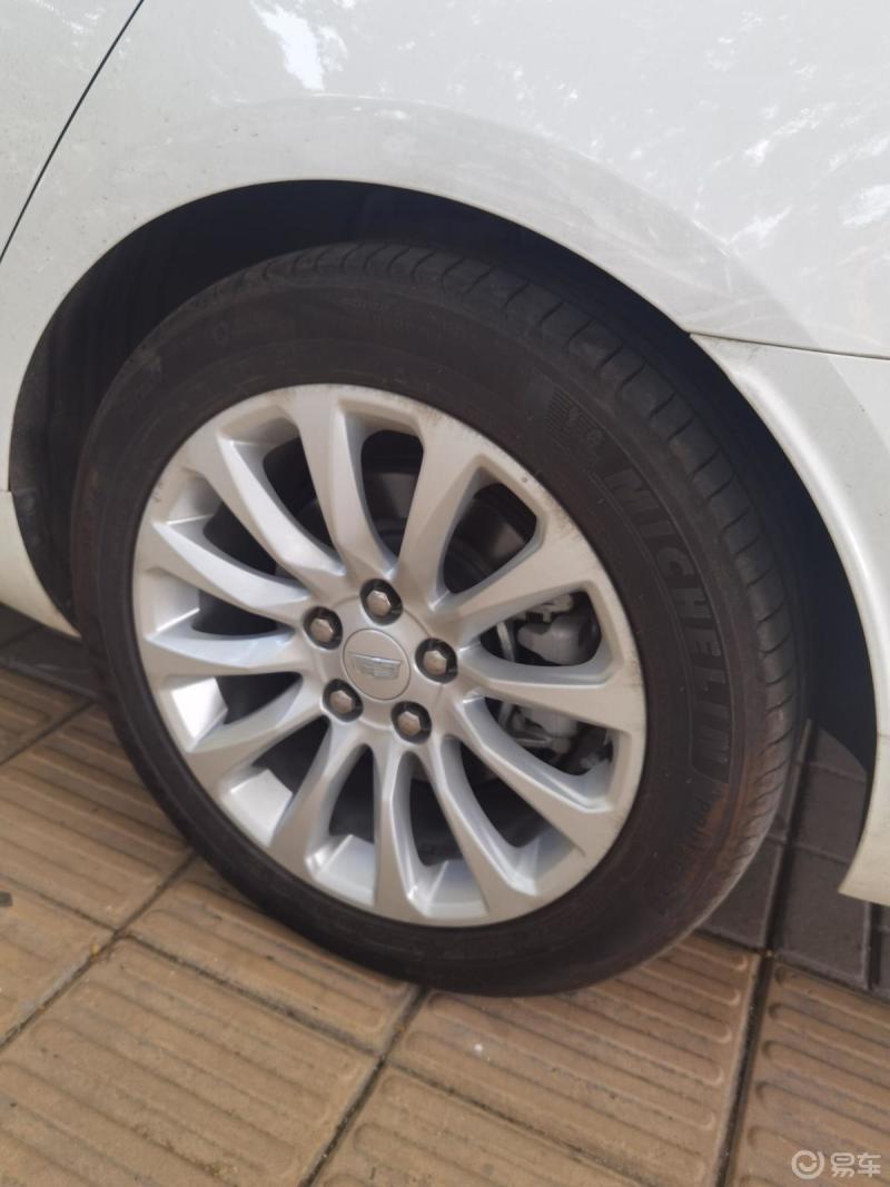 凯迪拉克xts的原厂轮胎是不太好用的跑的多了容易起皮感觉原厂轮胎