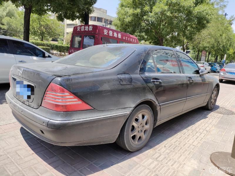 车主随手拍#路边偶遇一台老款奔驰车型,车主也是忙的都没时间洗洗