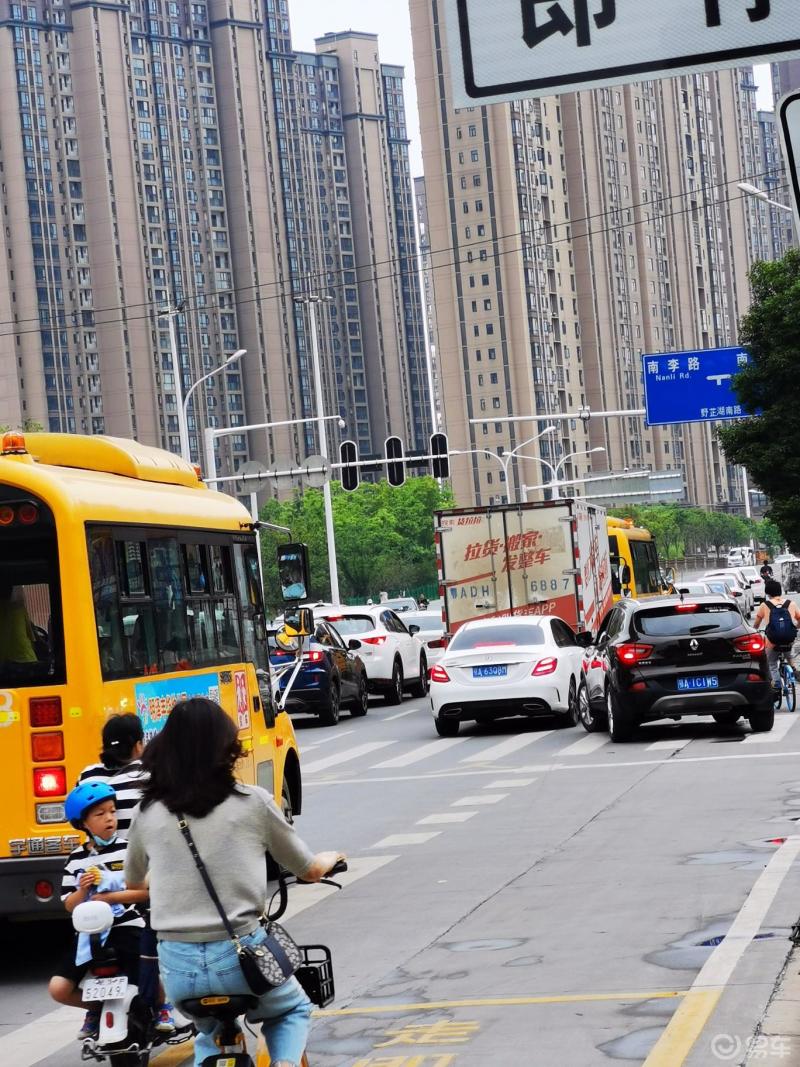 車主聊早晚高峰6月23日下班晚高峰武漢市野芷湖南路車流湧動緩慢行駛