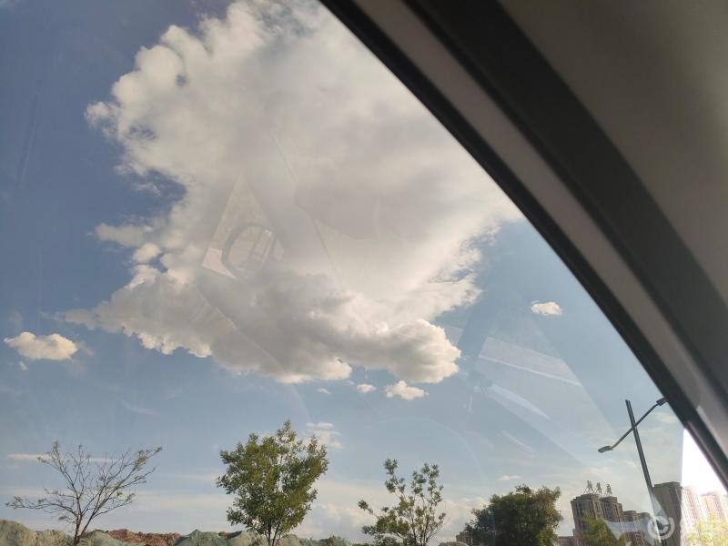 车窗风景星期天的下午停在无人的街道车窗里的风景就是这盛夏的果实