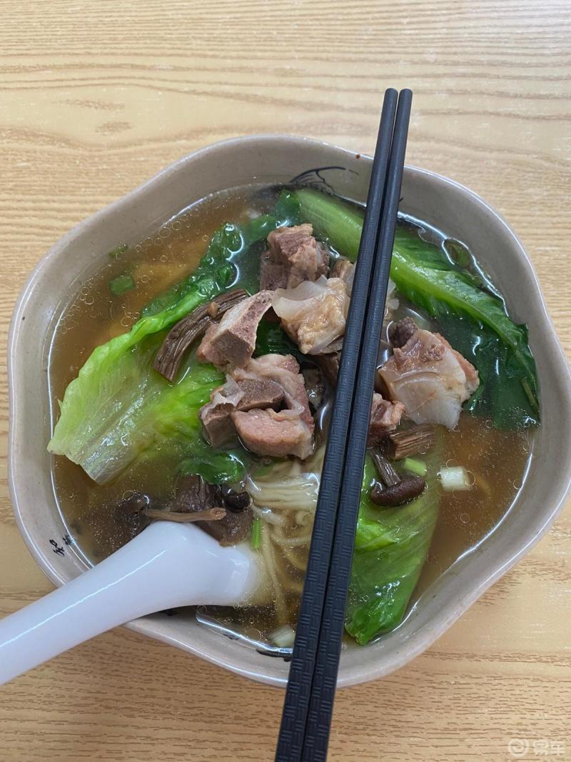 美食吃早餐了沙县小吃的茶树菇排骨汤面